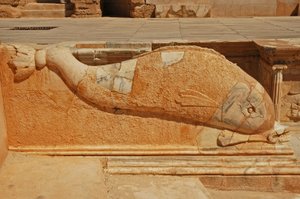 Delphinschnitzerei, Basrelief am Proszenium des römischen Theaters, Sabratha, Libyen, 2. Jahrhundert n. Chr.