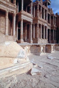 Delfine, Dekoration im Proszenium, Römisches Theater, Sabratha (UNESCO-Welterbeliste) von Roman