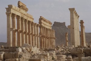 Ältester Teil der Kolonnadenstraße, die die Hauptachse der Stadt bildet, führt zu Qalaat Ibn Maan, einer arabischen Burg aus dem 17. Jahrhundert, erbaut in der ersten Hälfte des 2. Jahrhunderts