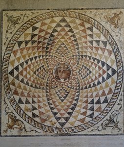 Geometrisches Mosaik mit Dionysos im Zentrum, entdeckt in einer römischen Villa in Korinth, Griechenland, römische Zivilisation, zweite Hälfte 2. bis frühes 3. Jahrhundert n. Chr. von Roman