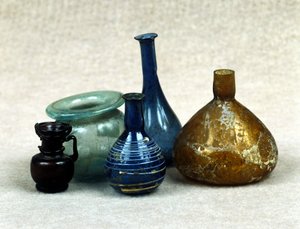 Glasflaschen und Fläschchen mit Parfums, Balsamen und Salben. Römische Zeit. 1. Jahrhundert n. Chr.