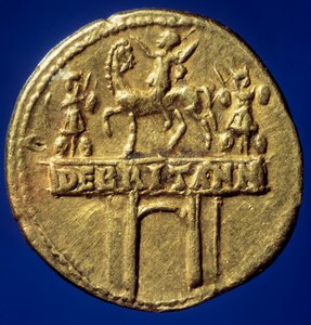 Goldmünze mit Darstellung des Triumphbogens von Kaiser Claudius I. (10-54) (Tiberius Claudius Nero Drusus oder Germanicus) zur Erinnerung an seine Siege in Britannien. Paris, B.N.