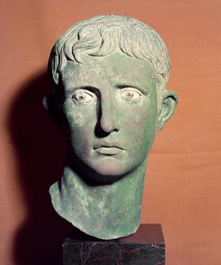 Kopf einer Ganzkörperstatue des Kaisers Augustus (63 v. Chr.-14 n. Chr.) gefunden in der Nähe eines Siegestempels in Meroe im Sudan, ca. 30-25 v. Chr. (Bronze)