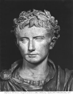 Kopf von Kaiser Augustus (63 v. Chr.-14 n. Chr.) gekrönt mit einem Eichenkranz (Detail) von Roman