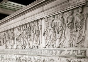 Kaiserlicher Zug von Kaiser Augustus - Relief aus Marmor des Ara Pacis Augustae, errichtet vom römischen Kaiser Augustus zwischen 13 und 9 v. Chr. auf dem Marsfeld in Rom zur Erinnerung an den Frieden nach den Kriegen des Reiches von Roman