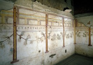 Innenansicht der Fresken mit Piniengirlanden von Roman