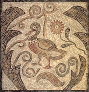 Mosaik einer nach links blickenden Ente in Weinreben