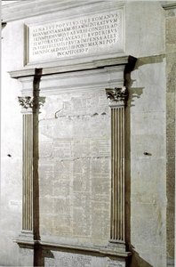 Tafel der Triumph- und Konsularfasten. Zeit des Kaisers Augustus. 27 v. Chr.-14 n. Chr. Rom, Musei Capitolini - Registrierungstafel der Konsular- und Triumphfasten Zeit des römischen Kaisers Augustus (27 v. Chr.-14 n. Chr.). Musei Capitolini, Rom, Italien von Roman