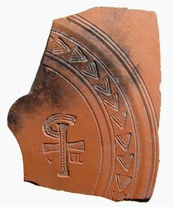 Keramikscherbe mit Buchstabenkombination als Abkürzung für den Namen Jesu Christi, Nordafrika, ca. 4. Jahrhundert n. Chr.