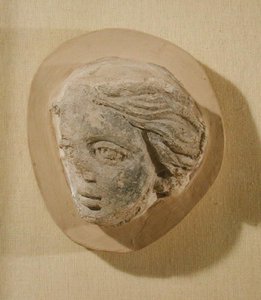 Relief, das den Kopf einer Frau darstellt, aus Tunesien