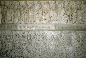 Römische Kunst: „Imperialer Kortsches von Kaiser Augustus“. Relief aus Marmor des Ara Pacis Augustae, erbaut vom römischen Kaiser Augustus zwischen 13 und 9 v. Chr. auf dem Marsfeld in Rom zur Erinnerung an den Frieden nach den Kriegen von Roman
