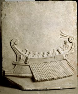 Römische Kunst: Römische Trireme - Fragment eines Marmorfrieses aus Pozzuoli