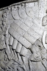 Römische Kunst: Angriff der Römer während des ersten Krieges. Abguss von 1862, der die Basreliefs der Trajanssäule (Colonna Traiana) in Rom reproduziert, erbaut während der Herrschaft von Kaiser Trajan (53-117) (Relief)