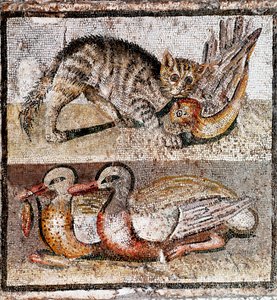 Römische Kunst: Mosaik, das eine Wildkatze zeigt, die ein Rebhuhn und zwei Enten fängt von Roman