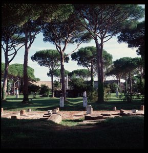 Römische Kunst: Ansicht der Ruinen des Macellum (Marktplatz) archäologische Stätte von Ostia von Roman
