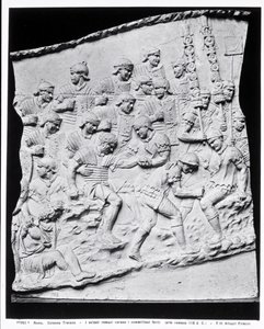 Römische Soldaten behandeln die Verwundeten, ein Abguss von Trajanssäule, 113 n. Chr.