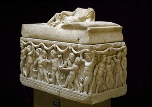 Römische Antike: Marmorsarkophag mit Reliefs von Kinderfiguren (Amor) von Roman