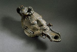 Römische Kunst: Bronzeölleuchte in Form eines Gesichts