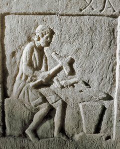 Römische Kunst: Detail einer Stele, die einen Schmied darstellt, der Metall auf einem Amboss schlägt. Aus Konstantinopel. 1. Jahrhundert v. Chr. Istanbul, Archäologisches Museum