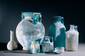 Römische Kunst: Glasvasen und Krüge. Aus Pompeji. 1. Jahrhundert n. Chr. Neapel, Museo Archeologico Nazionale