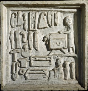 Römische Kunst: Innenraum eines Gebäudes oder einer Werkstatt mit verschiedenen Werkzeugen. Flachrelief. 1. Jahrhundert n. Chr. Rom, Museo della Civiltà Romana