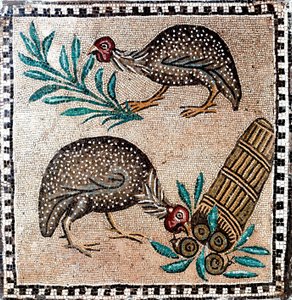 Römische Kunst: Mosaik, das Perlhühner darstellt