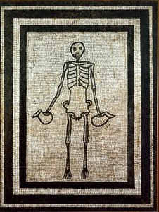 Römische Kunst: Skelett, das zwei Krüge hält. Mosaik des 1. Jahrhunderts. Neapel, Museo Nazionale Archeologico - Römische Kunst: Skelett, das zwei Krüge hält. Mosaik des 1. Jahrhunderts aus Pompeji. Nationales Archäologisches Museum, Neapel, Italien von Roman