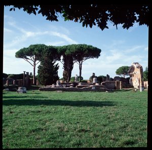 Römische Kunst: Ansicht der Ruinen des Tempels von Rom und Augustus, archäologische Stätte von Ostia von Roman