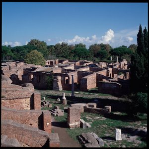 Römische Kunst: Ansicht der Ruinen der archäologischen Stätte von Ostia von Roman