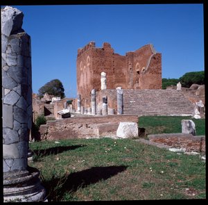 Römische Kunst: Ansicht der Ruinen des Kapitols, archäologische Stätte von Ostia von Roman