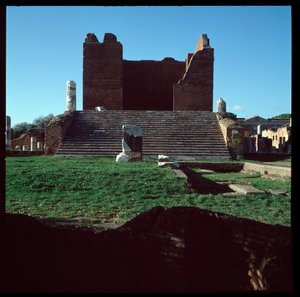 Römische Kunst: Ansicht der Ruinen des Kapitols, archäologische Stätte von Ostia von Roman