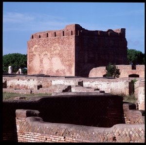 Römische Kunst: Ansicht der Ruinen des Kapitols, archäologische Stätte von Ostia