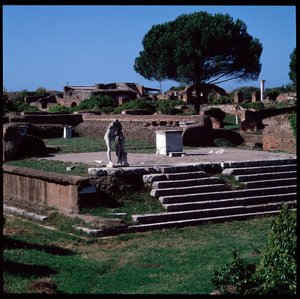 Römische Kunst: Ansicht der Ruinen des Tempels des Herkules und der Statue von Gaius Cartilius Popplicola, Bürger von Ostia