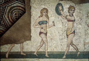 Römische Kunst: Junge Römer bei körperlichen Übungen. Sie tragen einen Lendenschurz und ein Strophium (Vorläufer des BHs). (Detail) Mosaik 315-350 n. Chr. Piazza Armerina, Villa Romana del Casale