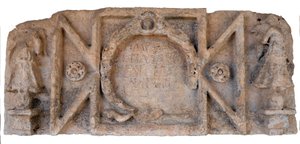 Römische Inschrift, die Kaiser Hadrianus erwähnt, aus dem Caesarea-Hochwasseraquädukt, Shuni, Israel, 2. Jahrhundert n. Chr. (Stein)