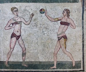 Raum der Mädchen, die Athleten darstellen, die an einem Leichtathletikwettbewerb teilnehmen und einen zweiteiligen Badeanzug tragen von Roman