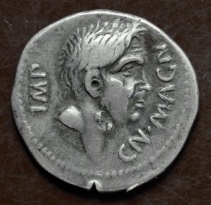 Silbermünze mit dem Abbild von Pompeius dem Großen