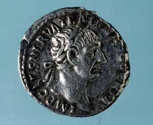 Silbermünze mit dem Abbild des römischen Kaisers Nerva (26 - 98)
