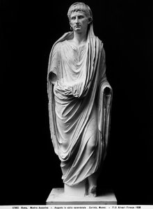 Statue des Kaisers Augustus in priesterlichen Gewändern