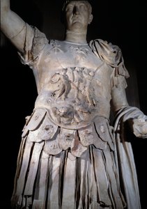 Statue des römischen Kaisers Trajan (Detail der Rüstung)