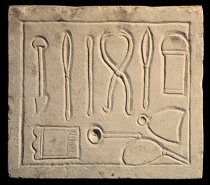 Chirurgische Instrumente (Relief) von Roman