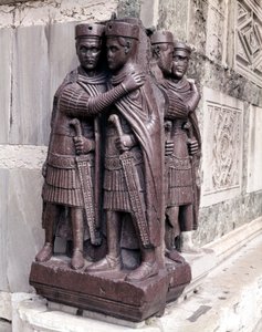 Tetrarchen. Skulpturen aus rotem Porphyr aus dem 4. Jahrhundert. Venedig, Markusplatz. von Roman
