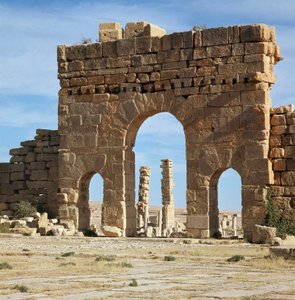 Blick auf die archäologische Stätte durch das Tor von Antoninus
