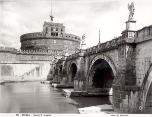 Ansicht der Burg und der Brücke, erbaut 135-39 n. Chr., vom Ufer des Tiber aus gesehen von Roman