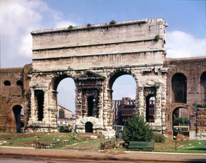 Ansicht des Maggiore-Tores (Haupttor), dies ist der Punkt, an dem das Aquädukt von Claude im Jahr 38 n. Chr. endet, Rom.