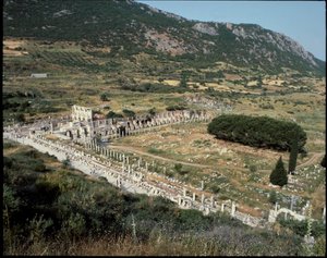 Ansicht der Straße der Kureten zur Bibliothek des Celsus von Roman