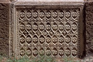 Architektonisches Fragment mit geschnitzter Dekoration, Hochimperialzeit (27 v. Chr.-395 n. Chr.)
