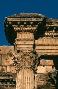 Tempel des Bacchus, Detail des Gebälks, Hochimperiale Periode 27 v. Chr. - 395 n. Chr. (Foto) von Roman Imperial Period