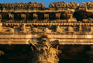 Tempel des Bacchus, Detail des Gebälks, Hochimperiale Periode 27 v. Chr. - 395 n. Chr. (Foto)