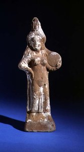 Statuette der Göttin Isis mit einem Tympanon von Roman Period Egyptian